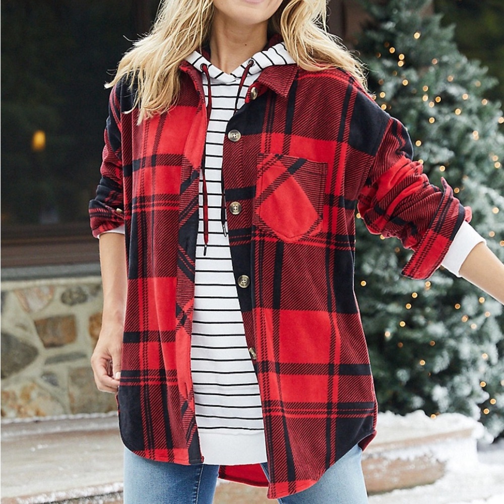 Oversized Buffalo plaid fleece.